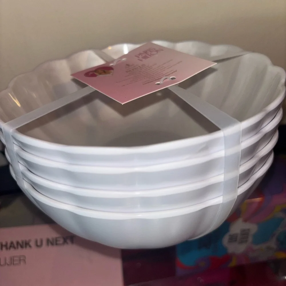 Paris Hilton White Scalloped Plastic Bowl - Set of 4